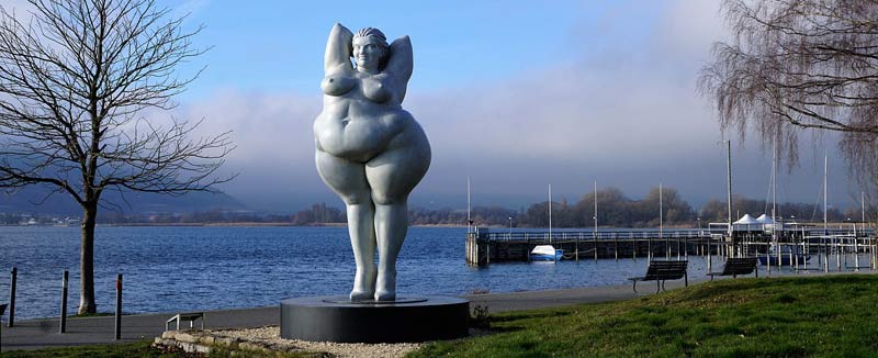 Sculpture d'une personne obèse
