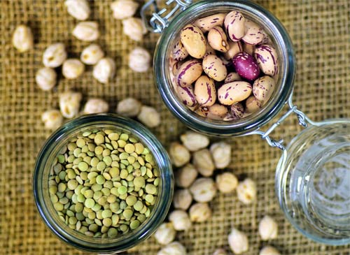 Bocaux en verre de lentilles et haricots secs