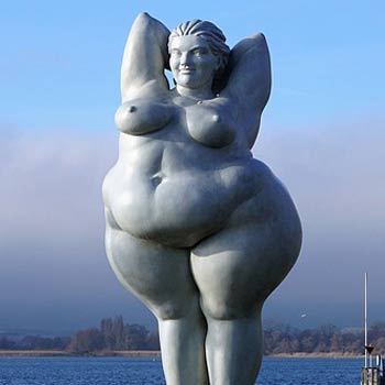Contraception et obésité : photographie d'une sculpture de femme obèse au bords du Lac de Constance