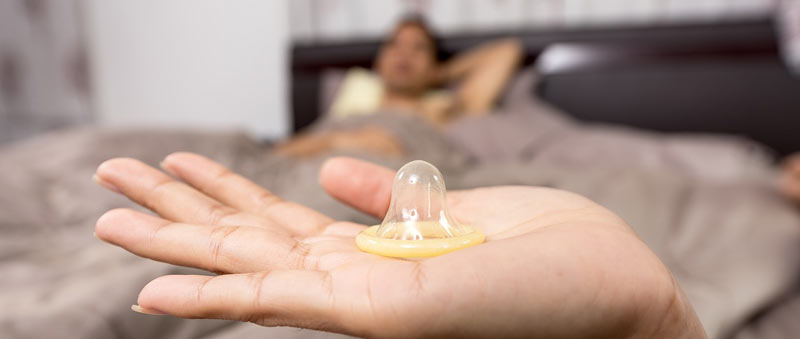 Contraception : photo d'une main tenant un préservatif