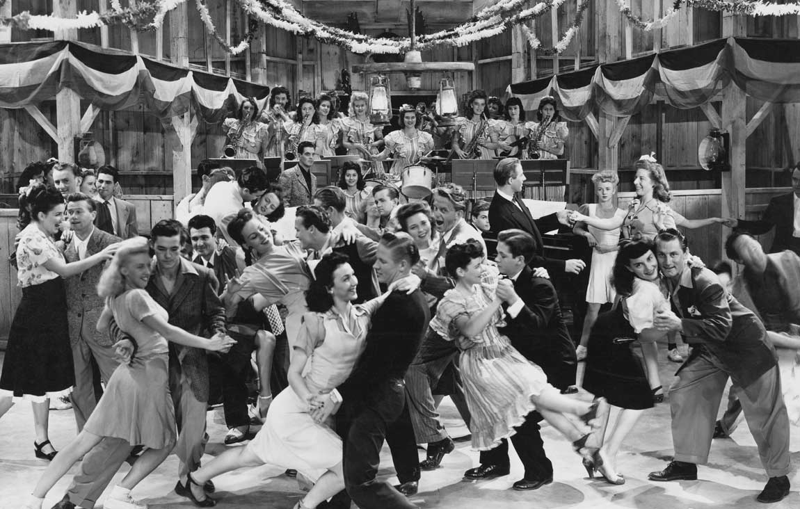 Photo noir et blanc d'une fête avec orchestre où tout le monde danse