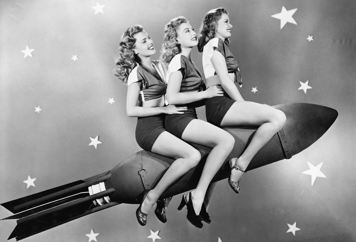 Photo noir et blanc de trois femmes sur une fusée
