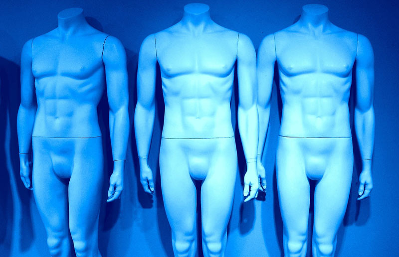 Photographies de 3 mannequins en vitrine de magasin