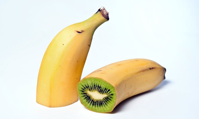 Montage photographique représentant une banane-kiwi