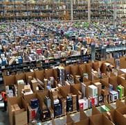 Photographie d'un hangar de stockage de l'entreprise Amazon