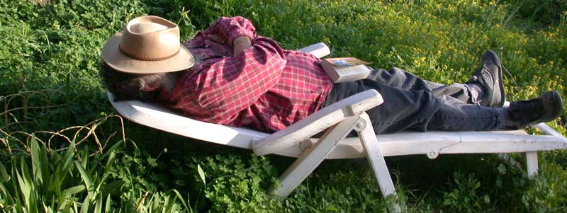 Photographie d'un homme faisant la sieste dans son jardin