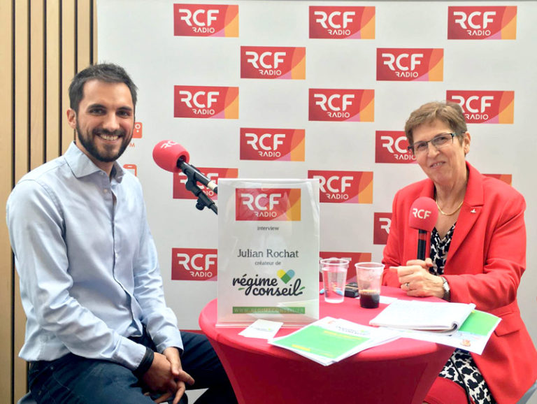 Photographie de l'interview radio de Julian Rochat par la journaliste Anne-Marie Vergnon de RCF