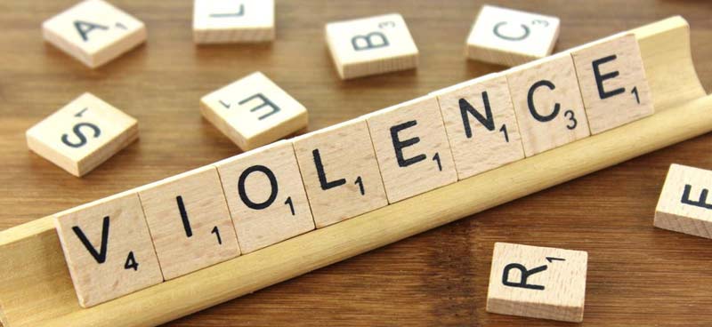 Photographie d'un jeu de scrabble affichant le mot "violence"