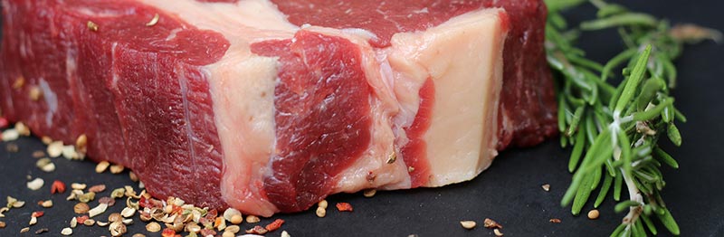 Photographie en gros plan d'un morceau de viande crue pour illustrer le fait que la viande est un aliment riche en fer