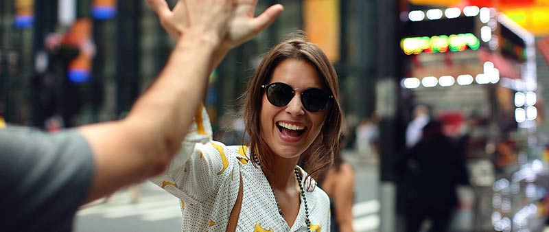 Femme souriante qui sourit et qui rit, tapant dans la main son coach grâce auquel elle a retrouvé la joie de vivre et le bonheur d'être bien dans sa peau parce qu'elle a réussi à perdre du poids.