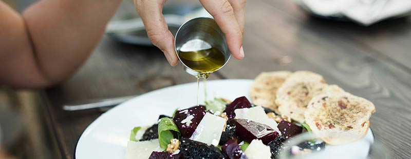 Huile d'olive, matière grasse sur une salade de légumes pour perdre du poids