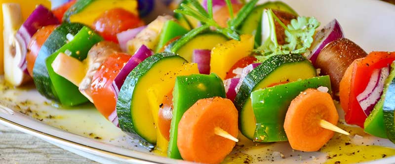 Vitamine : brochettes de légumes crus multicolores pour le barbecue