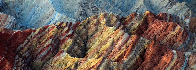 Photographie de roche multicolores prise dans la vallée de la mort aux USA et montrant des strates géologiques minérales. Cette photographie illustre un article sur les minéraux, les acides aminés, les acides gras et les oligo-éléments.