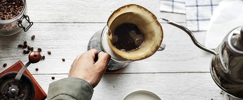 Homme préparant un café filtre