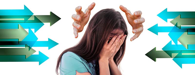Le café et la caféine peuvent provoquer des maux de tête, illustration photographique représentant une femme se prenant la tête dans les mains en raison de douleurs.