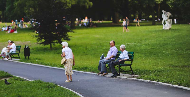 Photographie d'un parce regroupant des seniors en train de se promener : l'arthrose est liée au vieillissement, mais n'est pas une fatalité !