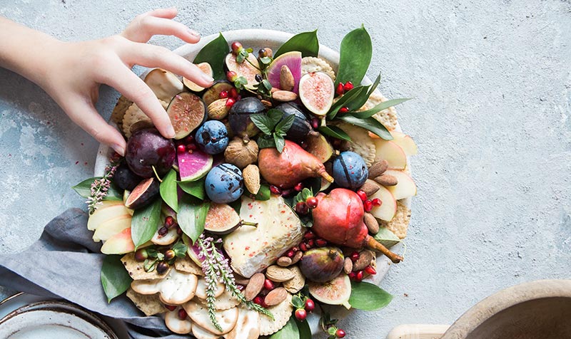 Micronutrition : manger varié parmet de consommer un peu d'aliment de chaqe groupe alimentaire. Photographie d'un plat varié.