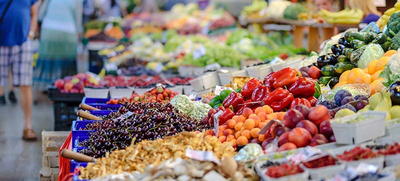 Photographie d'un rayon alimentaire de produits frais au supermarché.