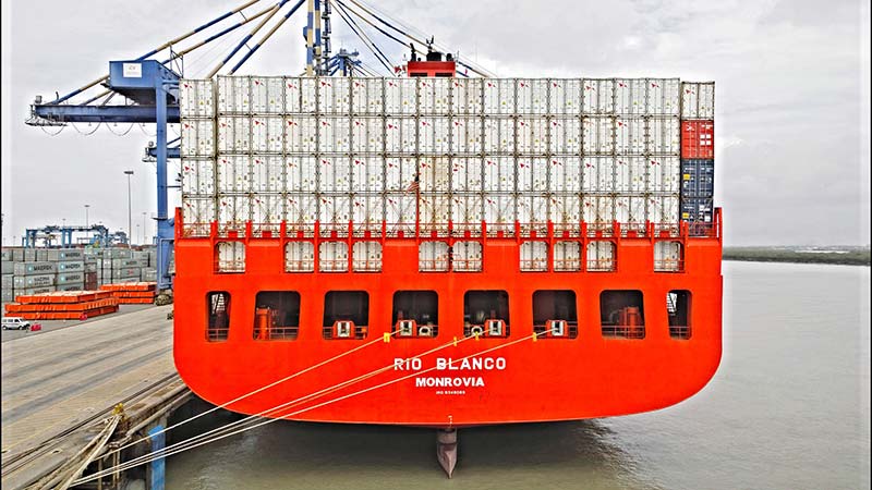 Photographie d'un cargo transportant des containers remplis d'aliments