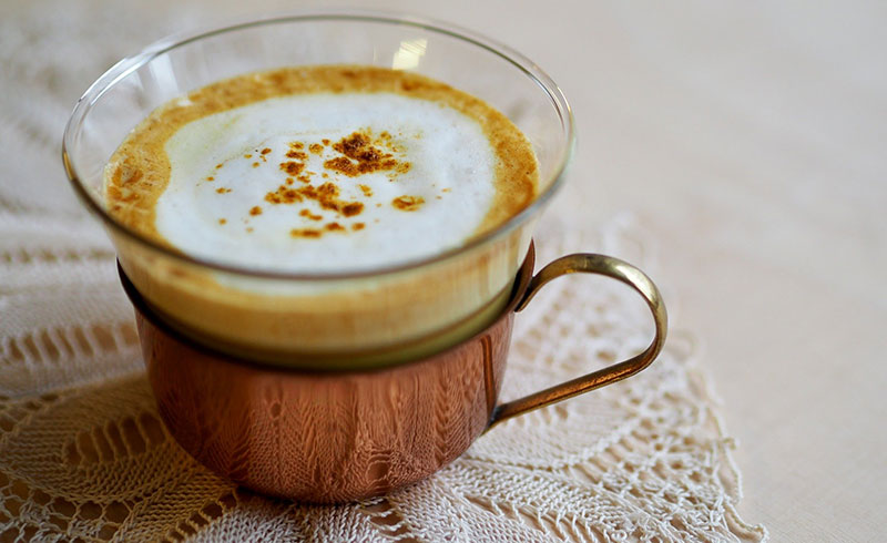 Photogrpahie d'une tasse de café épicé