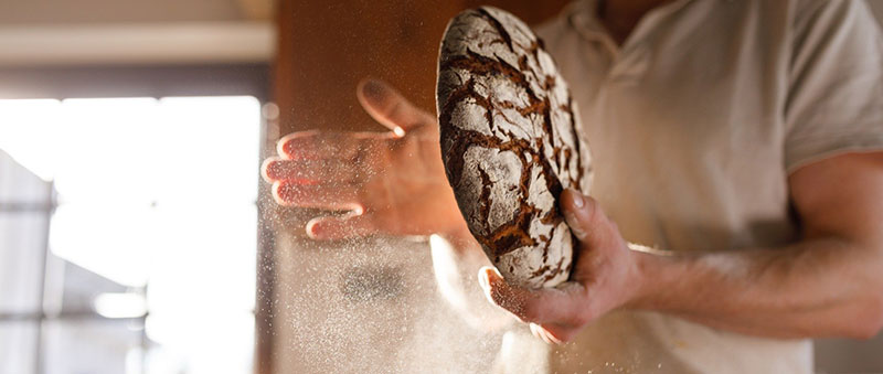 Boulanger en train de créer un pain de seigle