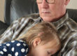 Sommeil et surpoids : un grand-père assoupi avec sa petite-fille